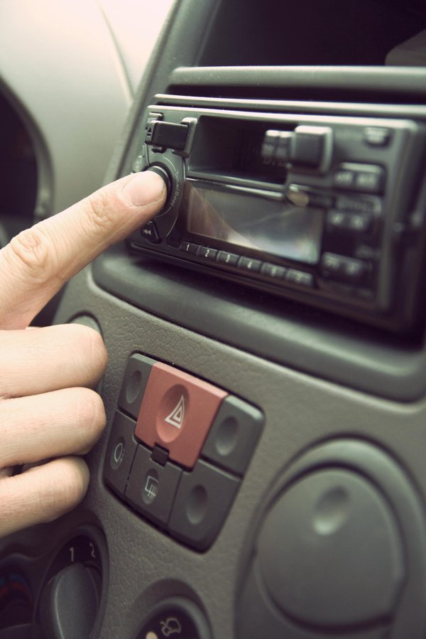 Interdiction d'écouter de la musique en voiture : est-ce justifié ?